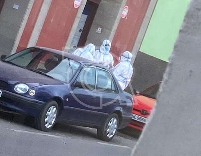 Tres operarios de la empresa de desinfección en la puerta de las oficinas/TA: